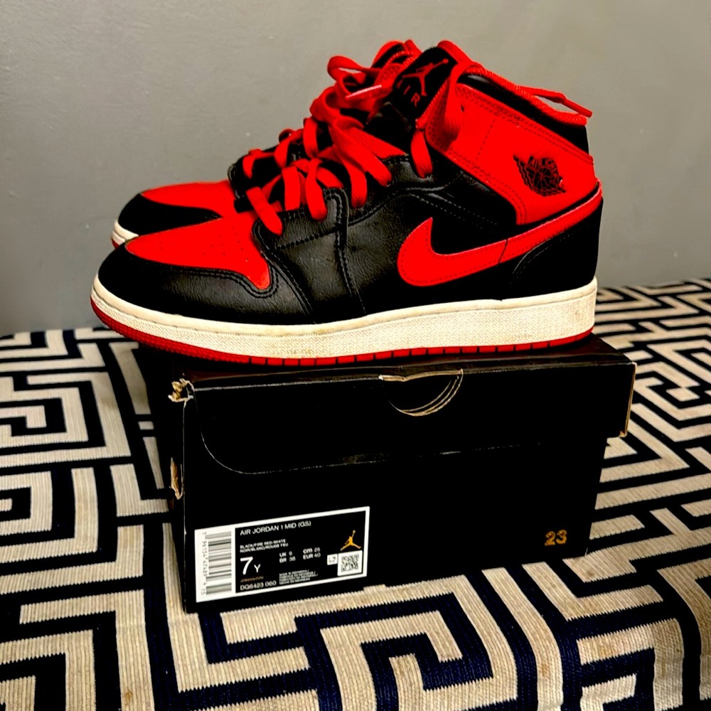 Air Jordan 1 Mid (GS)
Black/Fire Red-White Size 7